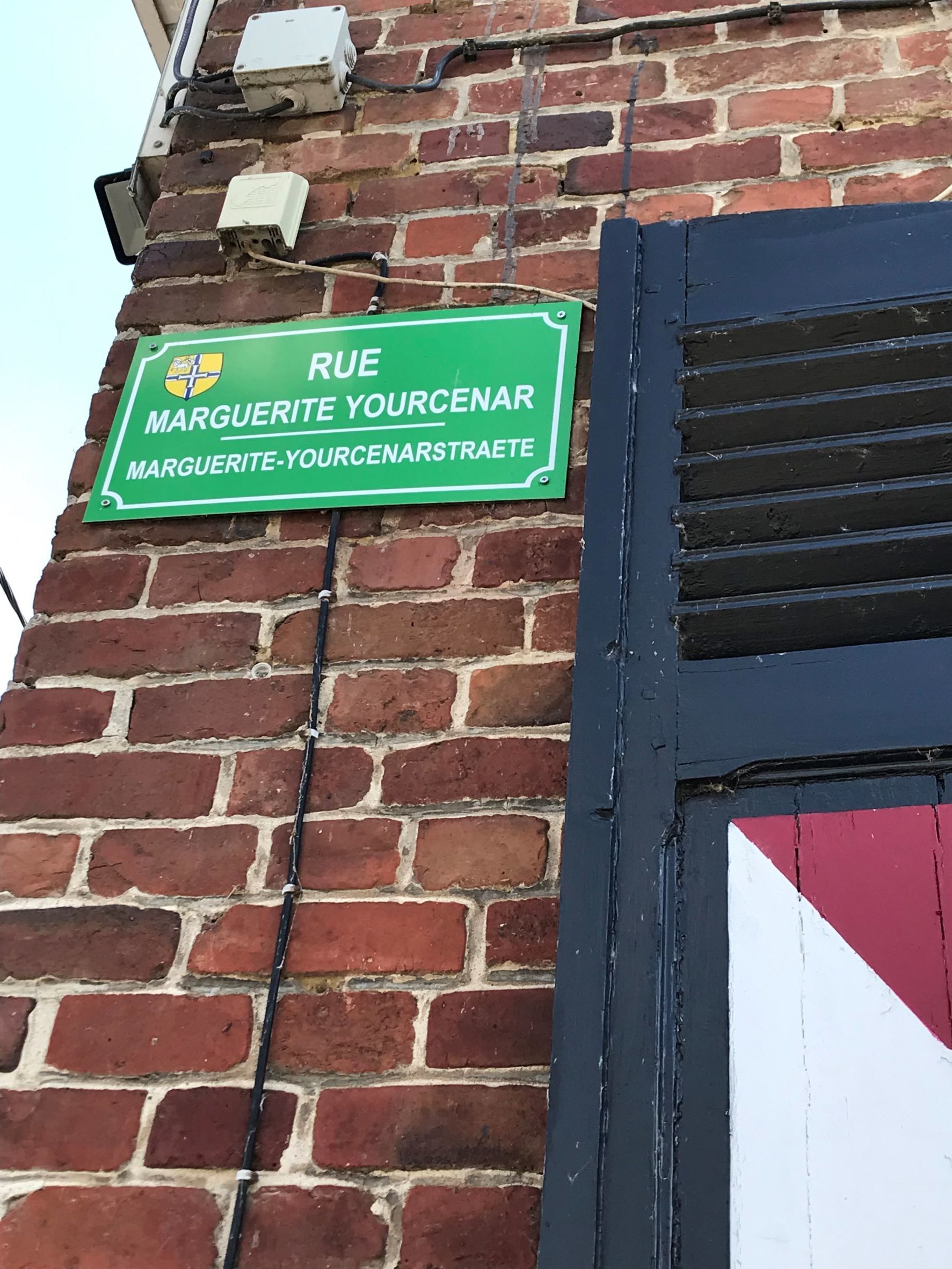 Panneau rue Yourcenar bilingue