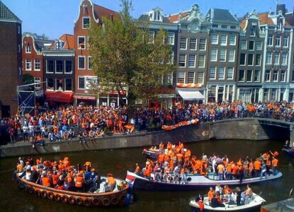 Amsterdams Canals Koningsdag c wikimedia