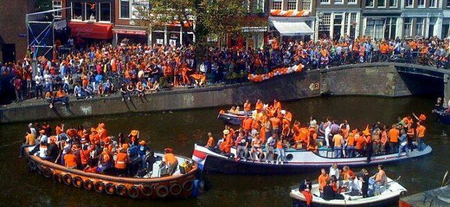 Amsterdams Canals Koningsdag c wikimedia