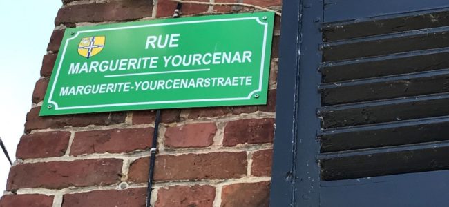 Panneau rue Yourcenar bilingue