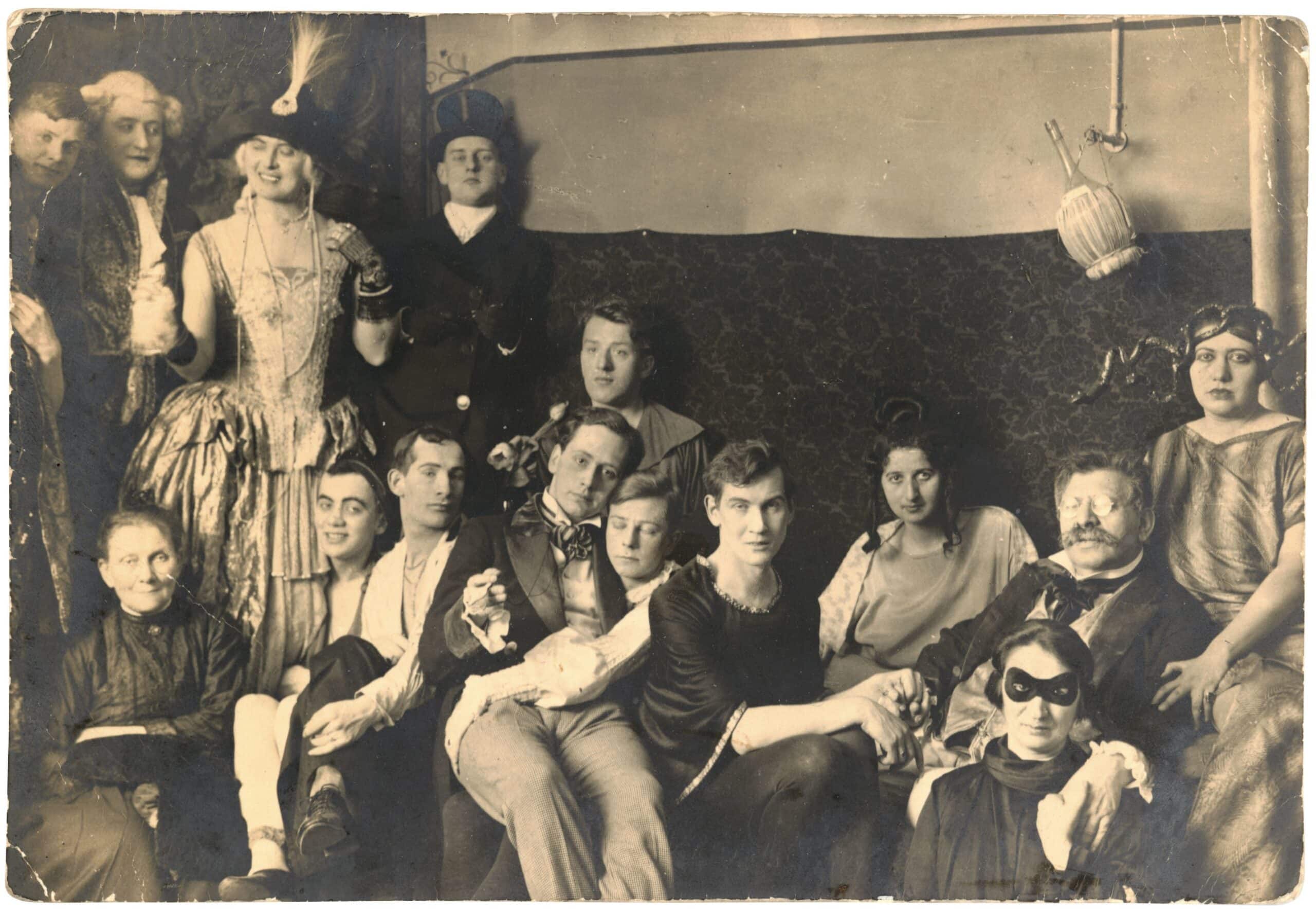 3 Gekostumeerd feest in het Hirschfeld Instituut voor Seksuologie Berlijn 1920 Magnus Hirschfeld Gesellschaft e V Berlijn