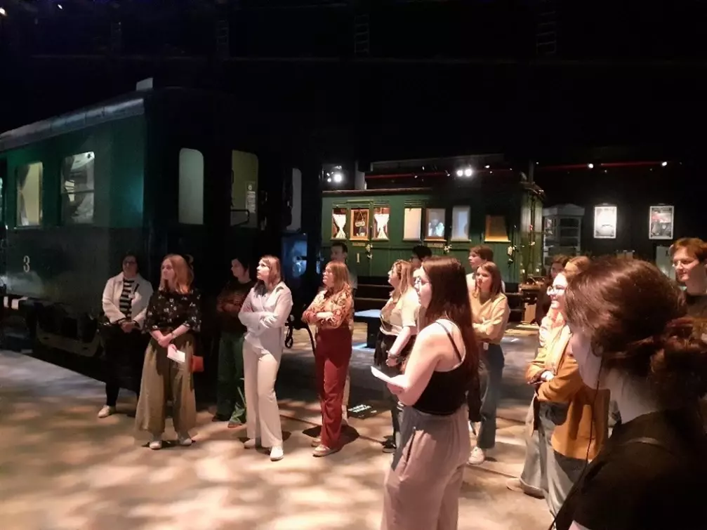 Etudiantes à Train World