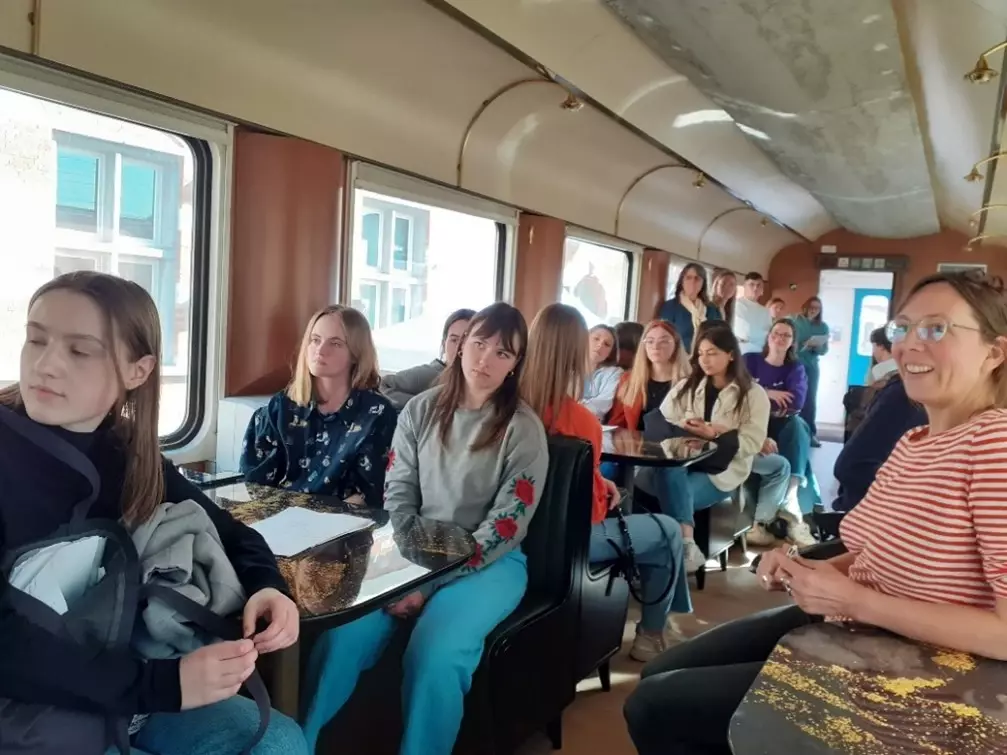 Etudiantes en compagnie d Anne wagon restaurant