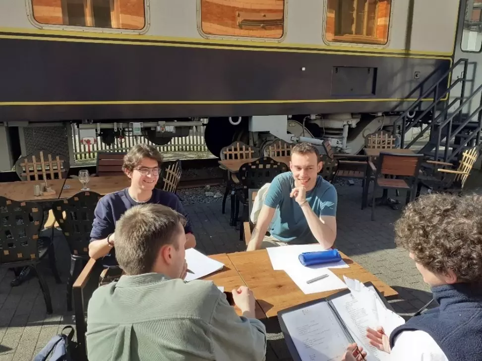 Etudiants en train d écrire à Train World