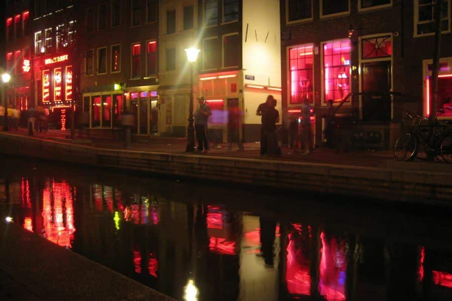 Le Oudezijds Voorburgwal à Amsterdam en 2006 Wikipedia