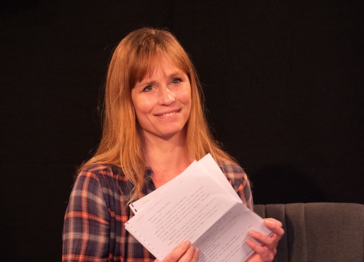 Adeline Dieudonné tenant son texte sur la scène de la Foire du livre.
