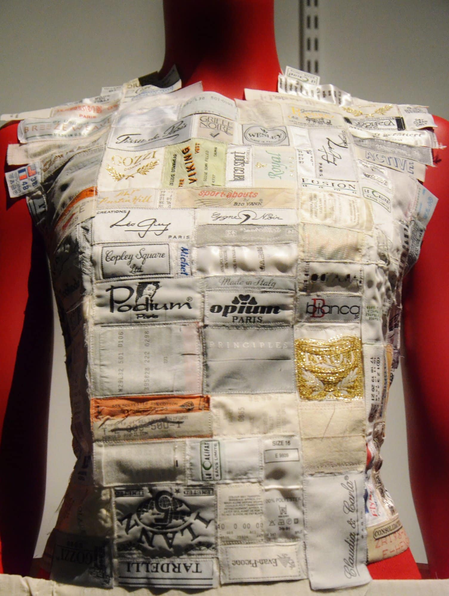 Plastron fashion victim bolduc 2001