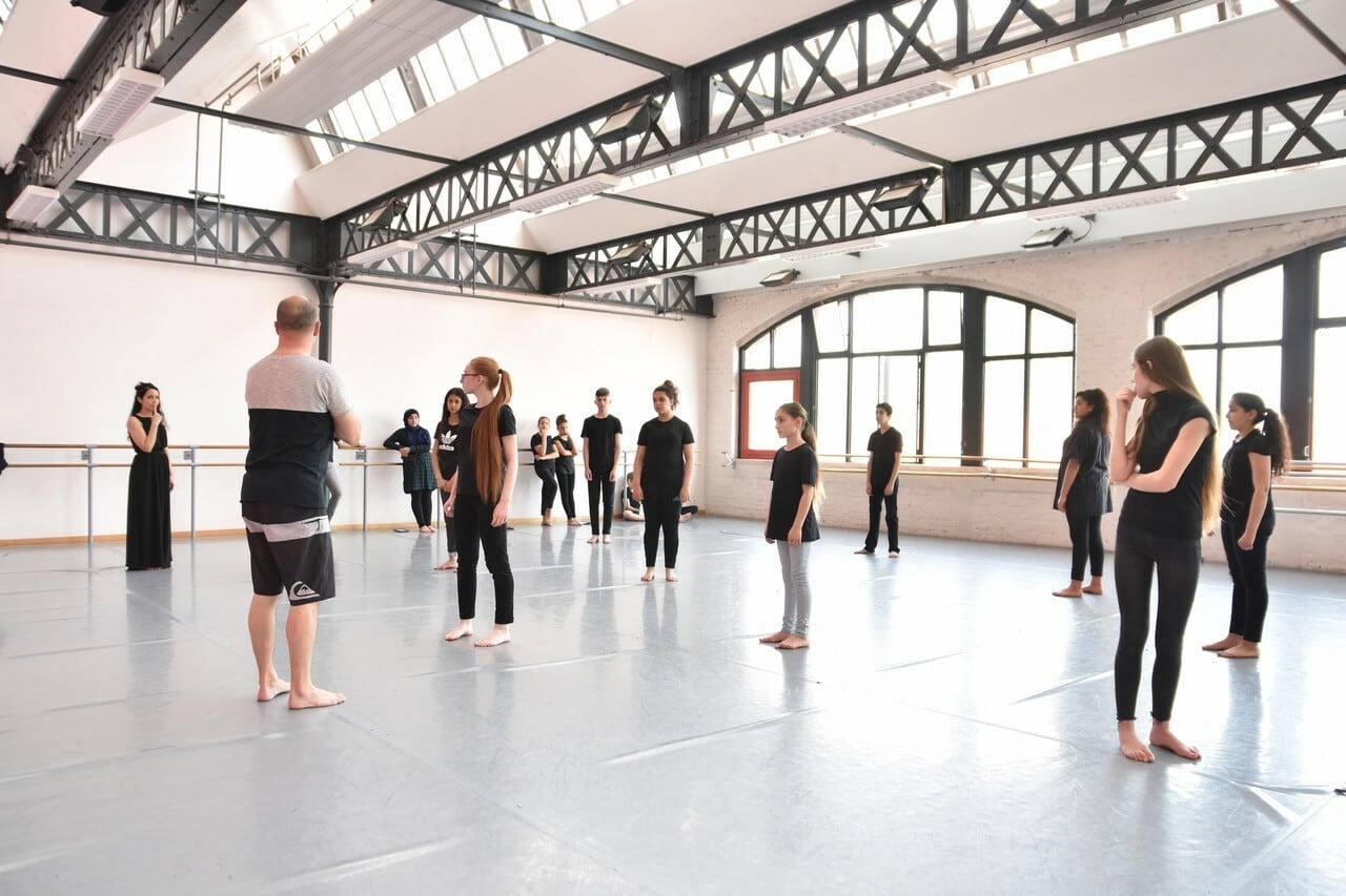 Plusieurs jeunes danseurs prennent place c Passerelle