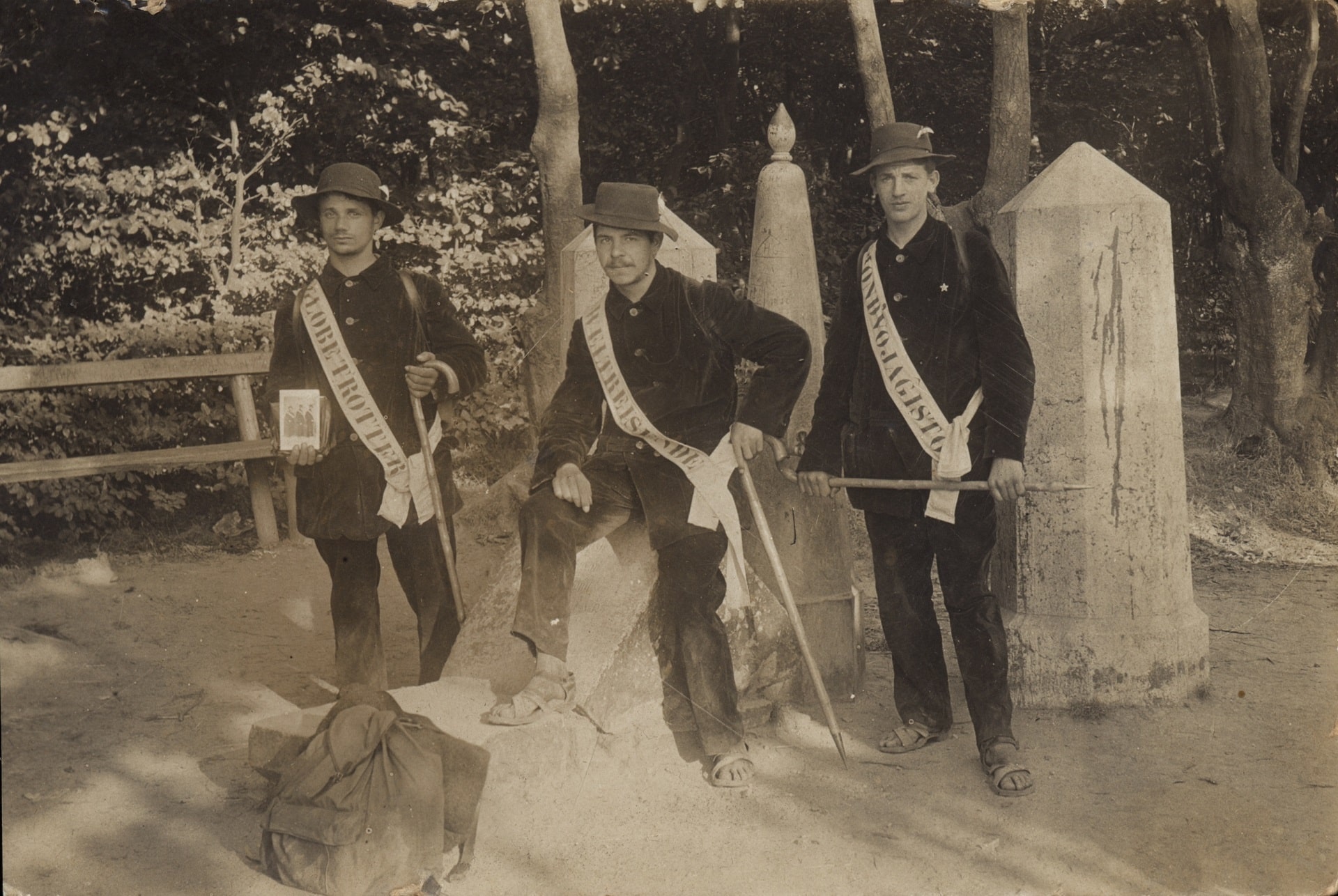 RECENSIE 4 2 De Wereldwandelaars op het drielandenpunt in Vaals c archief Bram Mossel Querido