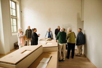 Projectmedewerker-Esther-Göbel-leidt-een-aantal-overlevenden-rond-door-het-Nationaal-Holocaustmuseum c Raymond-van-Mil