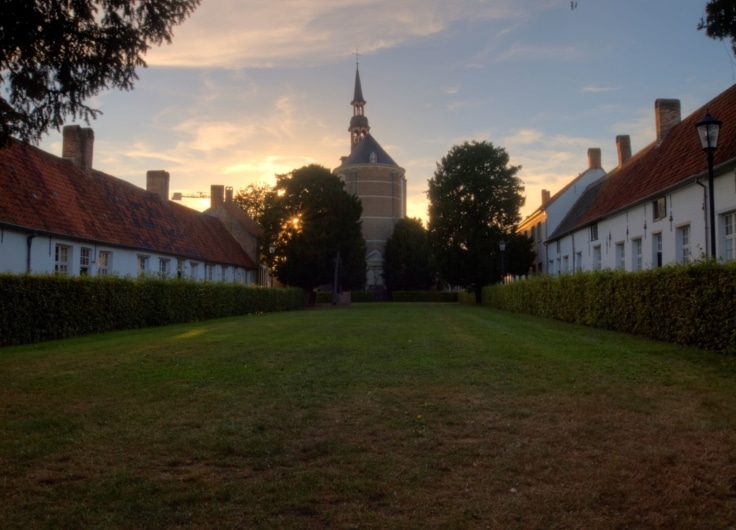 Zicht op de Begijnhofkerk Hoogstraten c wikimedia commons FA